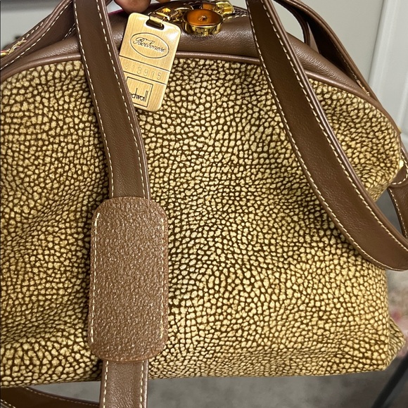 Luxury Free - Picture 1 of 1